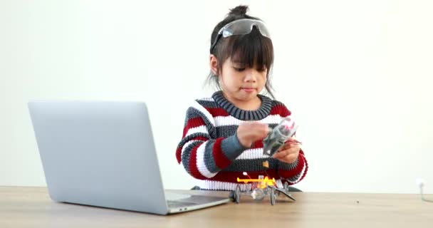 那个亚洲小女孩在家里上科学课 自己制造机器人车 这增加了学习技能 提高了学习技术的天才儿童的学习能力 — 图库视频影像