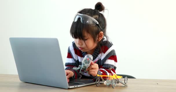Het Kleine Meisje Aziatisch Bouwen Van Robotauto Wetenschap Les Het — Stockvideo