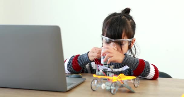 Μικρό Κορίτσι Ασιατικό Κτίριο Ρομποτικό Αυτοκίνητο Μάθημα Επιστήμης Στο Σπίτι — Αρχείο Βίντεο