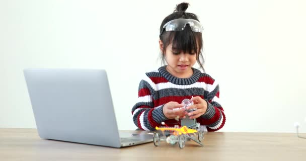 Den Lille Jenta Som Bygde Robotbil Naturfagtimen Huset Det Øker – stockvideo