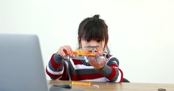 Den Lilla Flickan Asiatiska Byggnad Robotbil Naturvetenskap Lektion Huset Vilket — Stockvideo