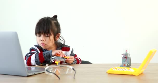 Malá Asiatka Staví Robotické Auto Hodině Vědy Domě Což Zvyšuje — Stock video
