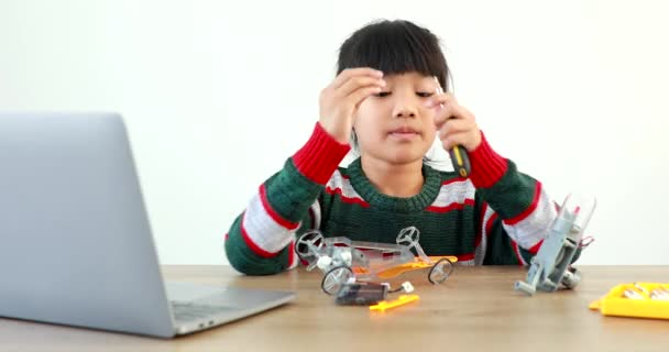 Niña Asiática Construyendo Coche Robótico Clase Ciencias Casa Que Aumenta — Vídeos de Stock