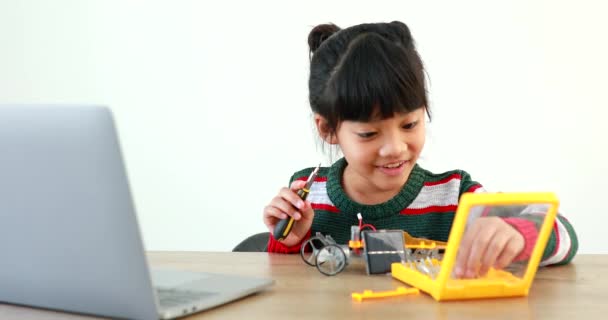 Niña Asiática Construyendo Coche Robótico Clase Ciencias Casa Que Aumenta — Vídeo de stock