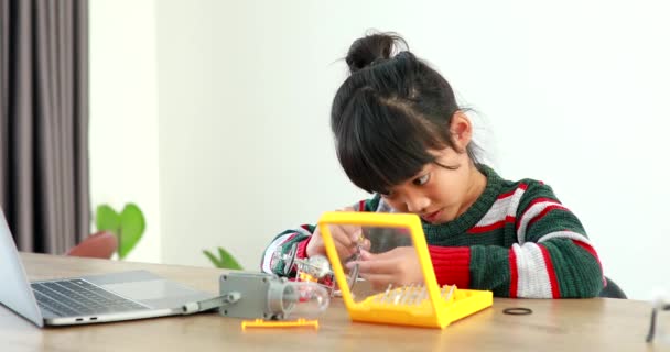 Het Kleine Meisje Aziatisch Bouwen Van Robotauto Wetenschap Les Het — Stockvideo