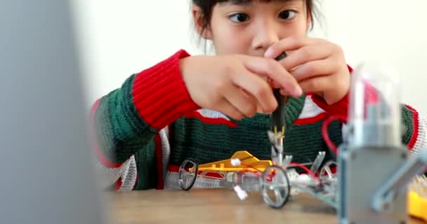 Malá Asiatka Staví Robotické Auto Hodině Vědy Domě Což Zvyšuje — Stock video