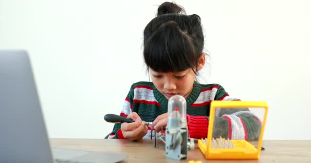 Petite Fille Asiatique Construisant Voiture Robotique Dans Leçon Science Dans — Video