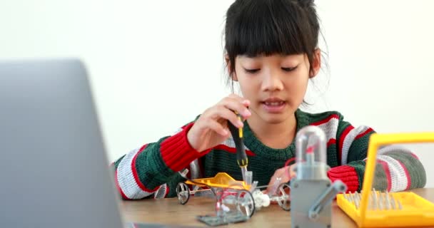 Niña Asiática Construyendo Coche Robótico Clase Ciencias Casa Que Aumenta — Vídeo de stock
