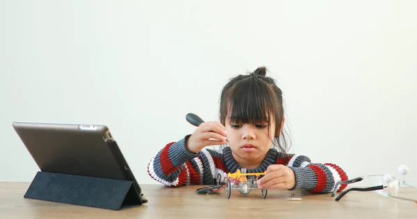 Маленька Дівчинка Азіатська Будує Роботизований Автомобіль Уроці Науки Будинку Підвищує — стокове фото