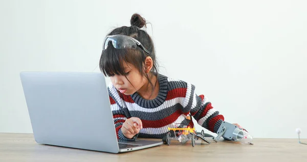 Little Girl Asian Building Robotic Car Science Lesson House Which — Fotografia de Stock