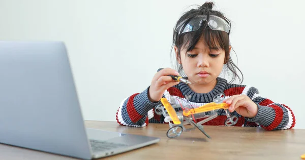 Little Girl Asian Building Robotic Car Science Lesson House Which — ストック写真