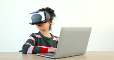Evde gözlüklü VR giyen küçük kız sanal Global Internet bağlantısı metaevreninde oturuyor. Geleceğin beyaz elbiseli çocukları maç için VR kulaklık takıyor. kavramsal gelişmiş teknoloji. 