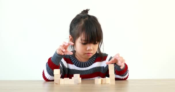 Dziewczynka Bawiąca Się Drewnianymi Klockami Jenga Zabawa Nauka Kreatywności Rozwijanie — Wideo stockowe