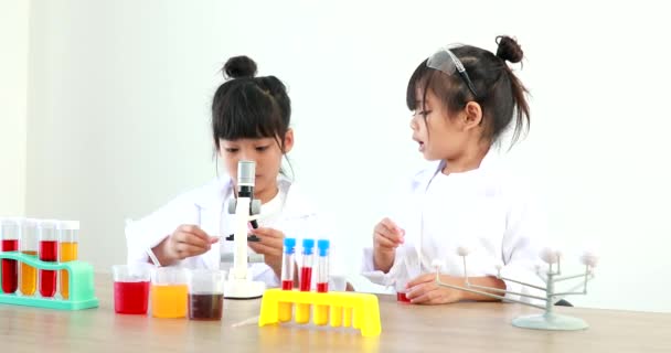 Küçük Tatlı Asyalı Öğrenci Araştırma Yapmayı Kimyasal Deney Yapmayı Öğrenirken — Stok video