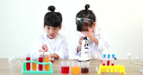 Niña Asiática Lindo Poco Estudiante Aprendizaje Investigación Haciendo Experimento Químico — Vídeo de stock
