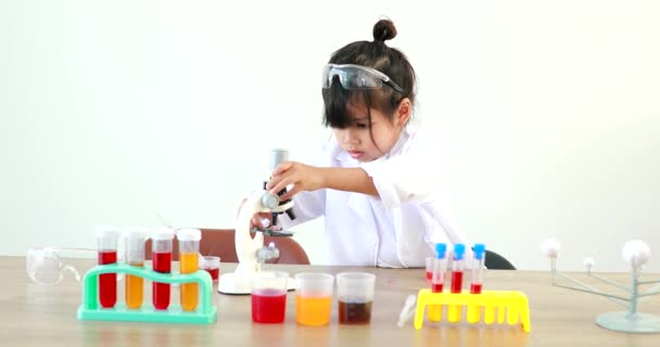 Kislány Ázsiai Aranyos Kis Diák Gyermek Tanulás Kutatás Csinál Egy — Stock videók