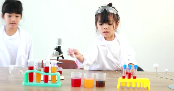 Niña Asiática Lindo Poco Estudiante Aprendizaje Investigación Haciendo Experimento Químico — Vídeo de stock