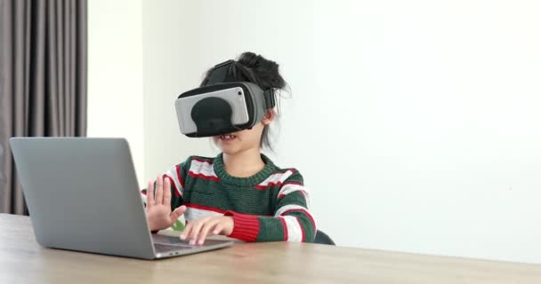 Het Kleine Meisje Draagt Zittend Aan Het Bureau Thuisbril Virtuele — Stockvideo