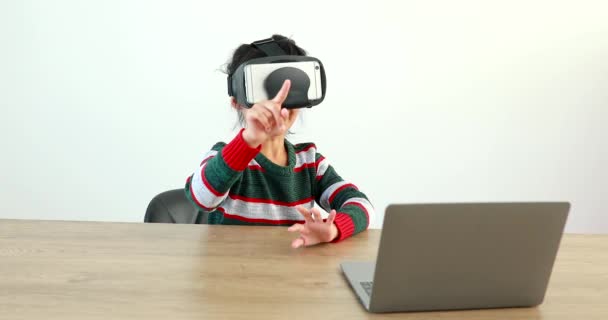 Mała Dziewczynka Ubrana Siedząca Biurkiem Okularach Domowych Wirtualna Globalna Metawersja — Wideo stockowe