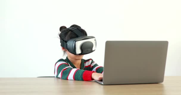 Niña Que Lleva Sentada Escritorio Las Gafas Casa Virtual Global — Vídeo de stock