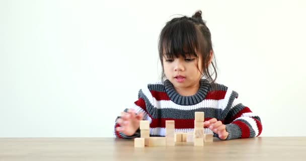 Dziewczynka Bawiąca Się Drewnianymi Klockami Jenga Zabawa Nauka Kreatywności Rozwijanie — Wideo stockowe