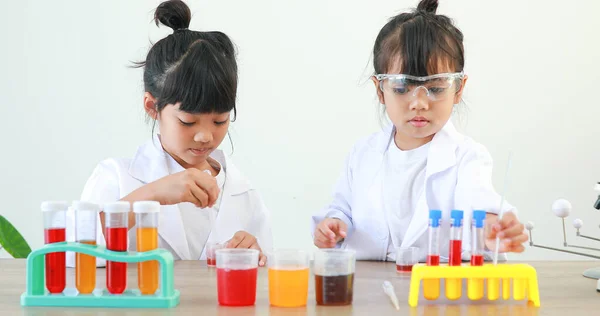 Niña Asiática Lindo Poco Estudiante Aprendizaje Investigación Haciendo Experimento Químico — Foto de Stock