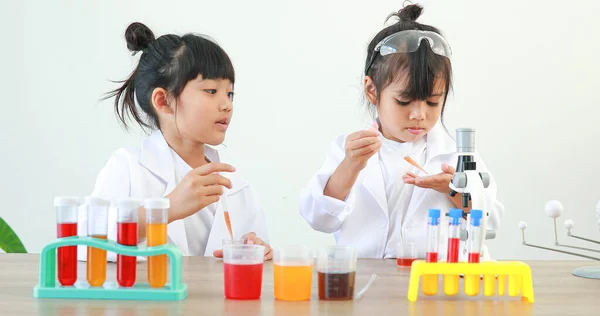Niña Asiática Lindo Poco Estudiante Aprendizaje Investigación Haciendo Experimento Químico — Foto de Stock