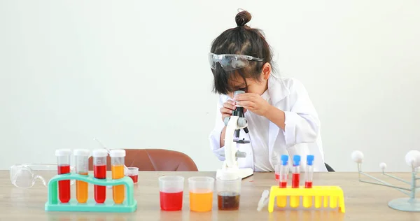 Niña Asiática Lindo Poco Estudiante Aprendizaje Investigación Haciendo Experimento Químico —  Fotos de Stock