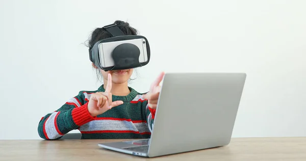 Menina Vestindo Sentado Mesa Nos Óculos Casa Virtual Metaverse Conexão — Fotografia de Stock