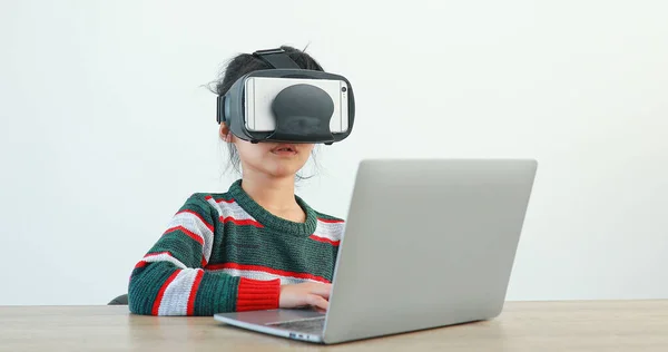 Menina Vestindo Sentado Mesa Nos Óculos Casa Virtual Metaverse Conexão — Fotografia de Stock