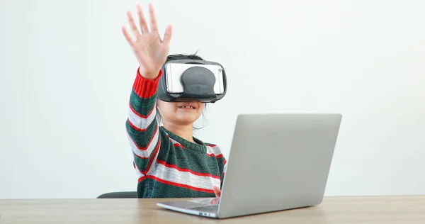 Menina Vestindo Sentado Mesa Nos Óculos Casa Virtual Metaverse Conexão — Fotografia de Stock