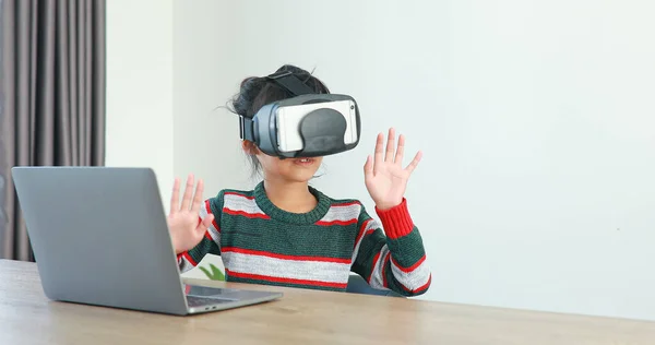 Menina Vestindo Sentado Mesa Nos Óculos Casa Virtual Metaverse Conexão — Fotografia de Stock