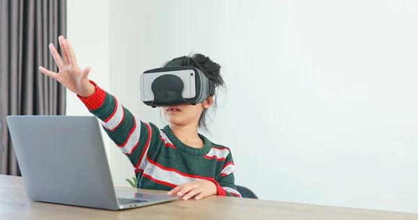 Menina Vestindo Sentado Mesa Nos Óculos Casa Virtual Metaverse Conexão — Fotografia de Stock