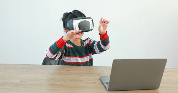 Menina Vestindo Sentado Mesa Nos Óculos Casa Virtual Metaverse Conexão — Fotografia de Stock