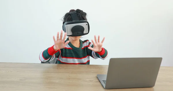 Menina Vestindo Sentado Mesa Nos Óculos Casa Virtual Metaverse Conexão — Fotografia de Stock