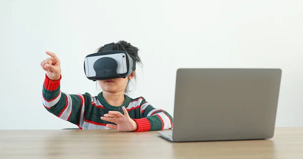 Menina Vestindo Sentado Mesa Nos Óculos Casa Virtual Metaverse Conexão — Fotografia de Stock