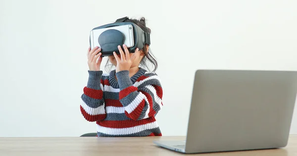 Menina Vestindo Sentado Mesa Nos Óculos Casa Virtual Metaverse Conexão — Fotografia de Stock