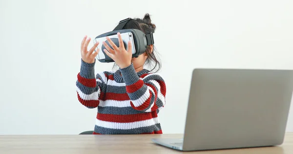 Menina Vestindo Sentado Mesa Nos Óculos Casa Virtual Metaverse Conexão — Fotografia de Stock