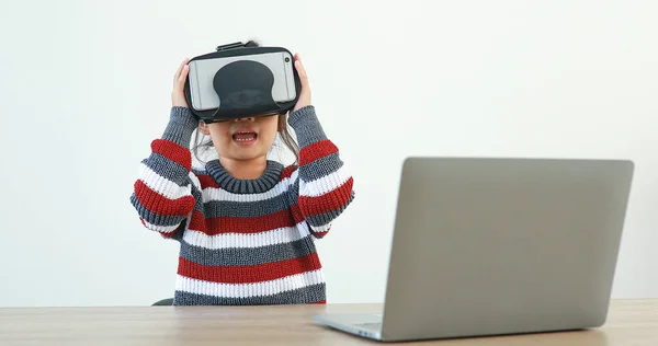 Menina Vestindo Sentado Mesa Nos Óculos Casa Virtual Metaverse Conexão — Fotografia de Stock