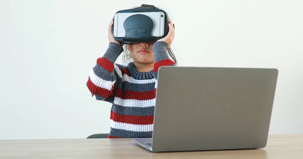 Menina Vestindo Sentado Mesa Nos Óculos Casa Virtual Metaverse Conexão — Fotografia de Stock