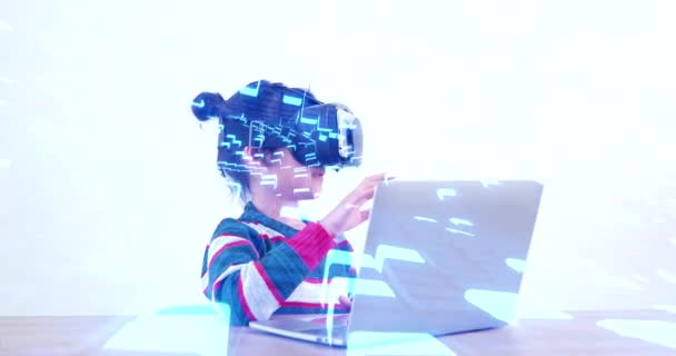 Das Kleine Mädchen Mit Sitzt Schreibtisch Der Brille Virtuelle Globale — Stockvideo