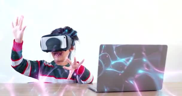 Niña Que Lleva Sentada Escritorio Las Gafas Casa Virtual Global — Vídeo de stock