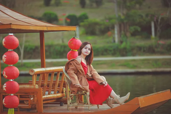 Beautiful Asian Chinese Woman Wearing Cheongsam Traditional Red Dress Chinese — Fotografia de Stock