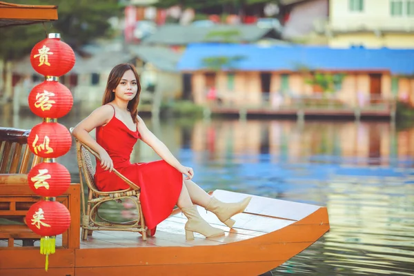 Beautiful Asian Chinese Woman Wearing Cheongsam Traditional Red Dress Chinese — Fotografia de Stock