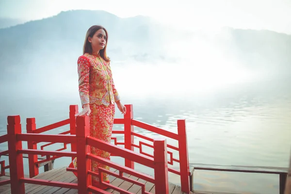 Beautiful Asian Chinese Woman Wearing Cheongsam Traditional Red Dress Chinese — Foto Stock