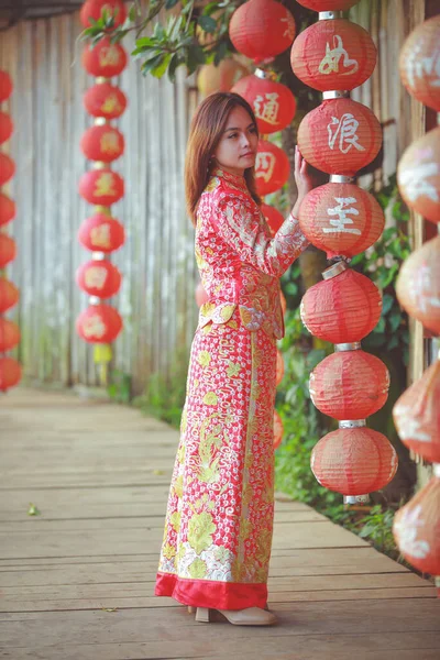 Όμορφη Ασιατική Κινεζική Γυναίκα Φορώντας Cheongsam Παραδοσιακό Κόκκινο Φόρεμα Για — Φωτογραφία Αρχείου