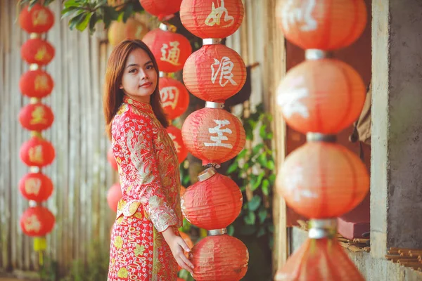 Beautiful Asian Chinese Woman Wearing Cheongsam Traditional Red Dress Chinese — стоковое фото