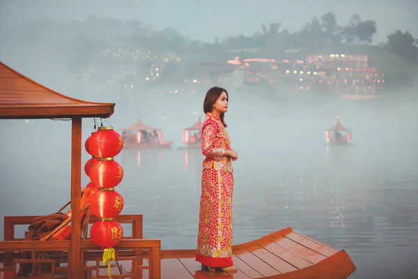 Beautiful Asian Chinese Woman Wearing Cheongsam Traditional Red Dress Chinese — Fotografia de Stock