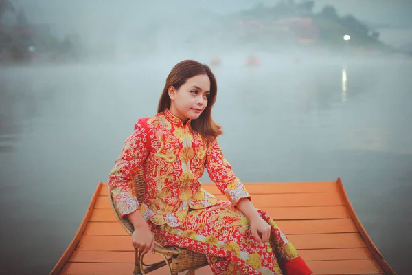 Hermosa Mujer China Asiática Con Cheongsam Vestido Rojo Tradicional Viaje — Foto de Stock