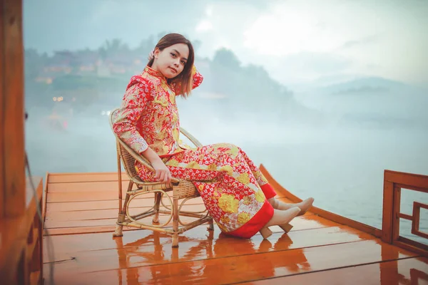 Beautiful Asian Chinese Woman Wearing Cheongsam Traditional Red Dress Chinese — Fotografia de Stock